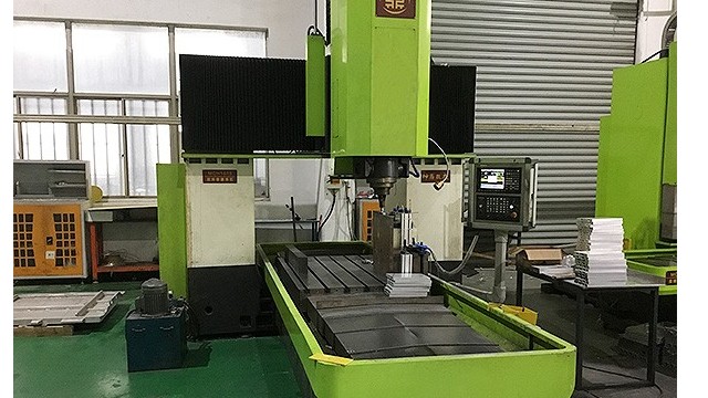 水冷板摩擦焊接利器--beat365数控MCH1270搅拌摩擦焊机